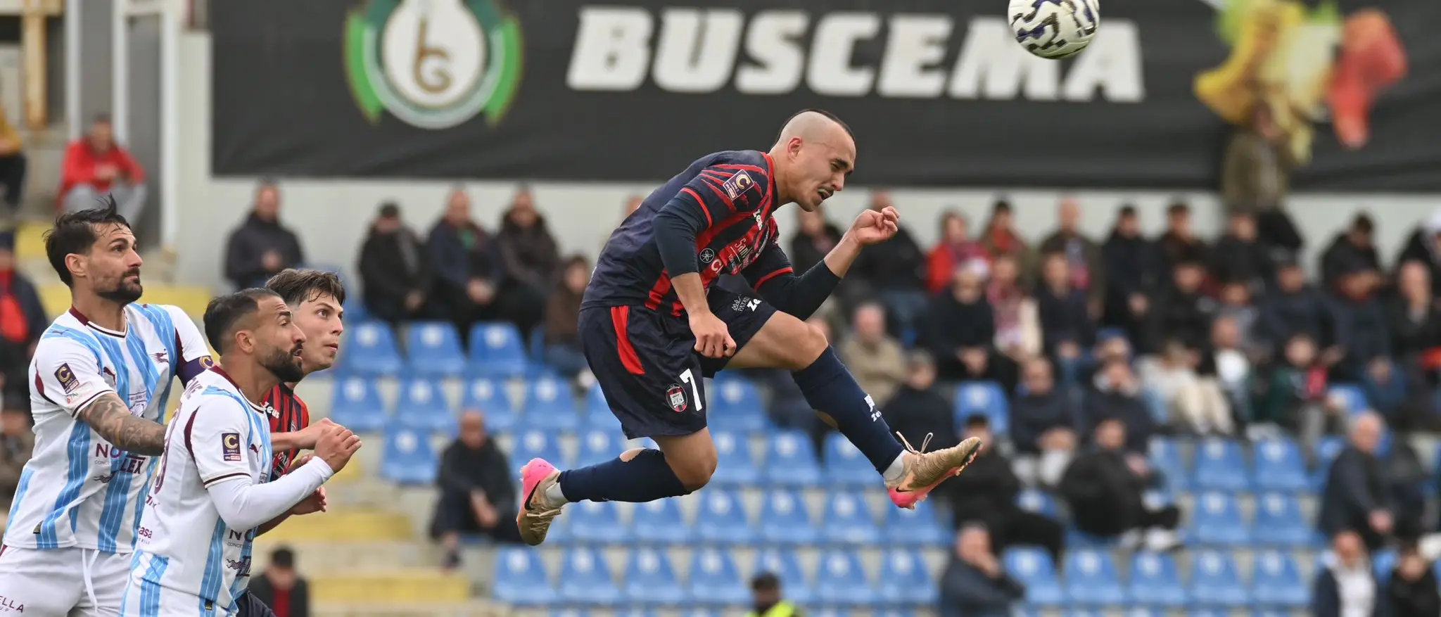 La Salernitana festeggia il terzo posto a Crotone,\u00A0decisivo Achik. I rossoblù\u00A0sprecano e cadono\u00A0allo Scida: 0-1\n