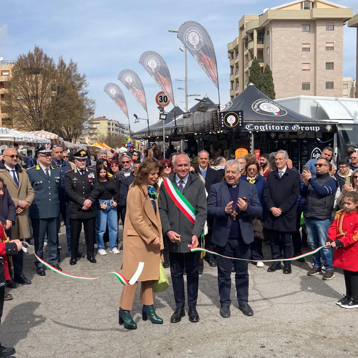 Cosenza, inaugurata la Fiera di San Giuseppe: tra lo spettacolo dei mangiafuoco e la rievocazione di Telesio\n