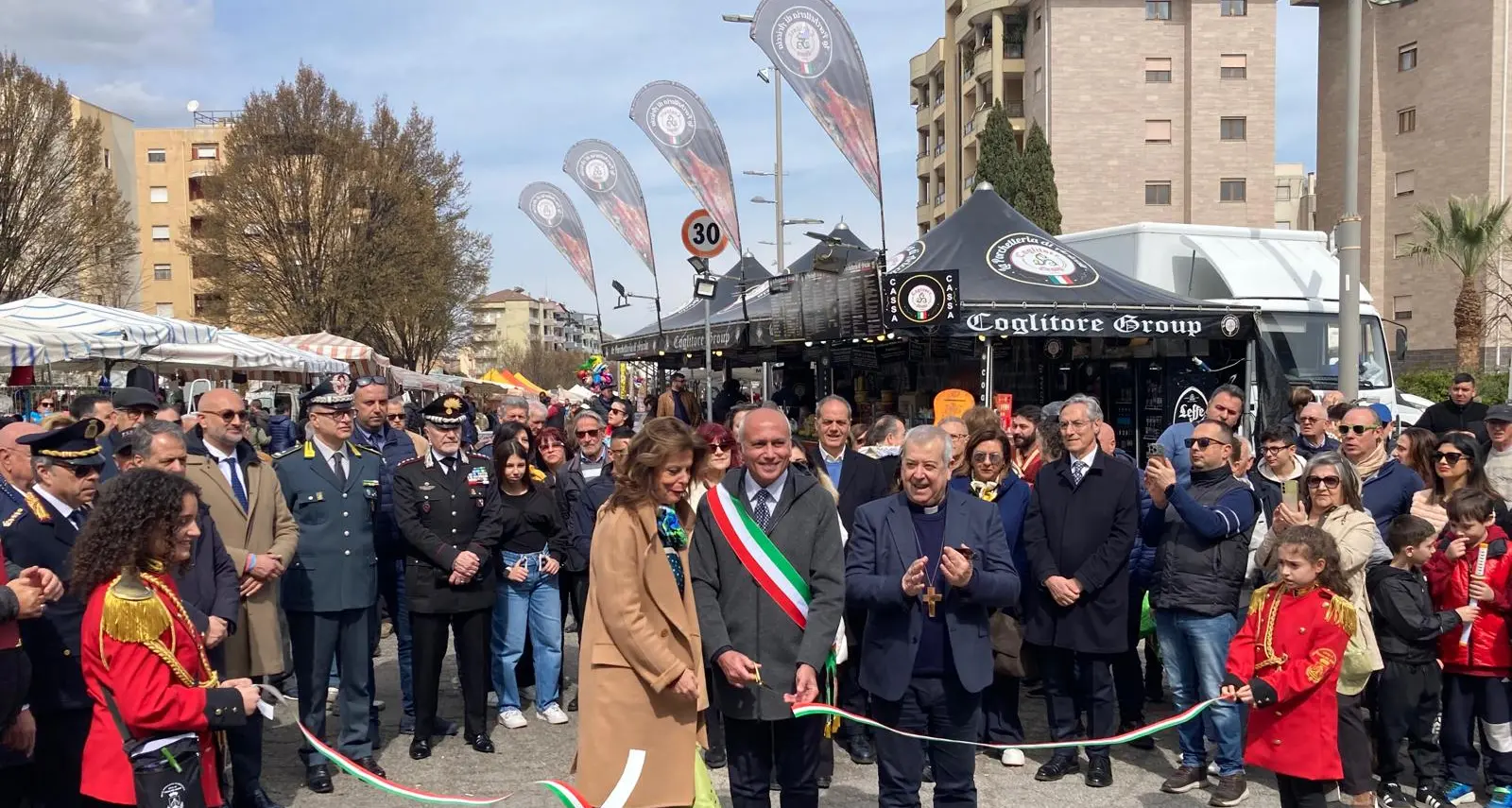 Cosenza, inaugurata la Fiera di San Giuseppe: tra lo spettacolo dei mangiafuoco e la rievocazione di Telesio\n