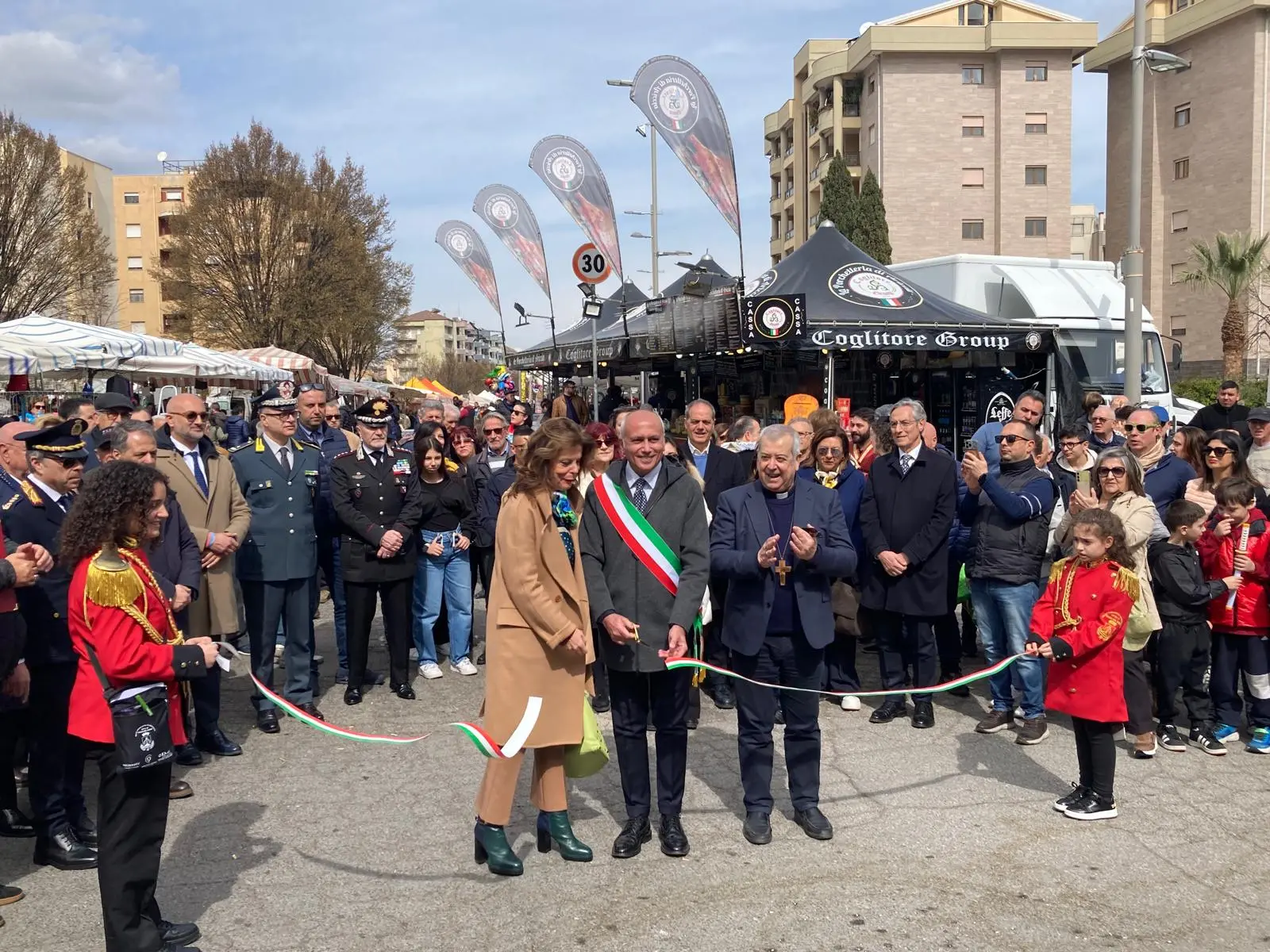 Cosenza, inaugurata la Fiera di San Giuseppe: tra lo spettacolo dei mangiafuoco e la rievocazione di Telesio