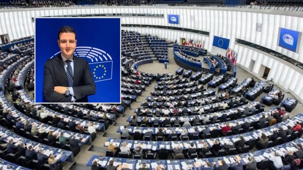 <p>Scandalo Huawei al Parlamento europeo, c’è <span style=\"color:hsl(0, 75%, 60%);\">un indagato calabrese </span>nell’inchiesta belga: chi è Andrea Maellare</p>