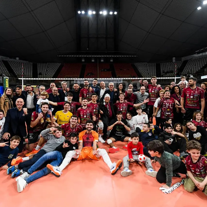 Domotek Volley travolge Lecce 3-1: Reggio chiude al primo posto e vola verso la finale promozione\n