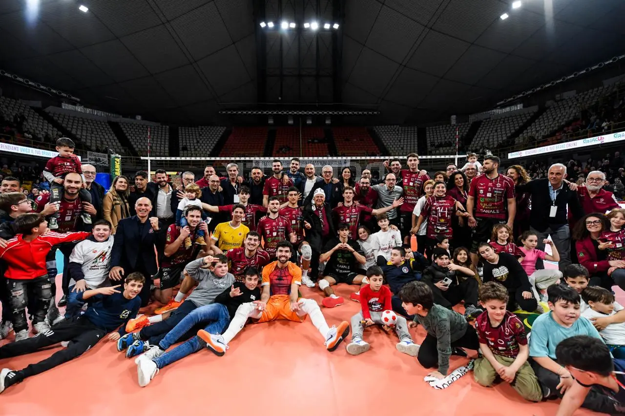 Domotek Volley travolge Lecce 3-1: Reggio chiude al primo posto e vola verso la finale promozione\n