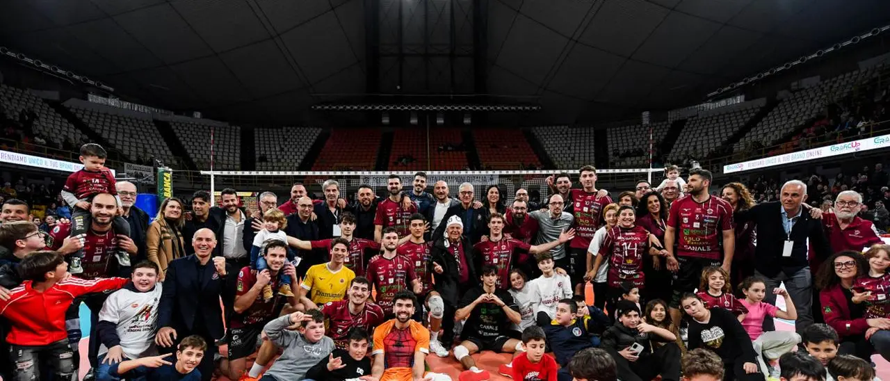 Domotek Volley travolge Lecce 3-1: Reggio chiude al primo posto e vola verso la finale promozione\n