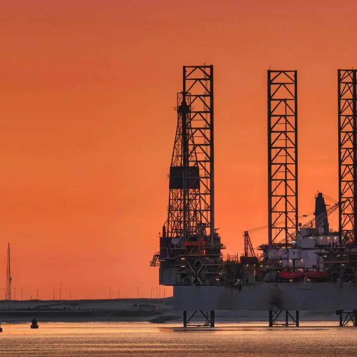 Petrolio oltre i 105 dollari al barile, record da luglio 2022: a pesare il rischio chiusura di Hormuz\u00A0\n