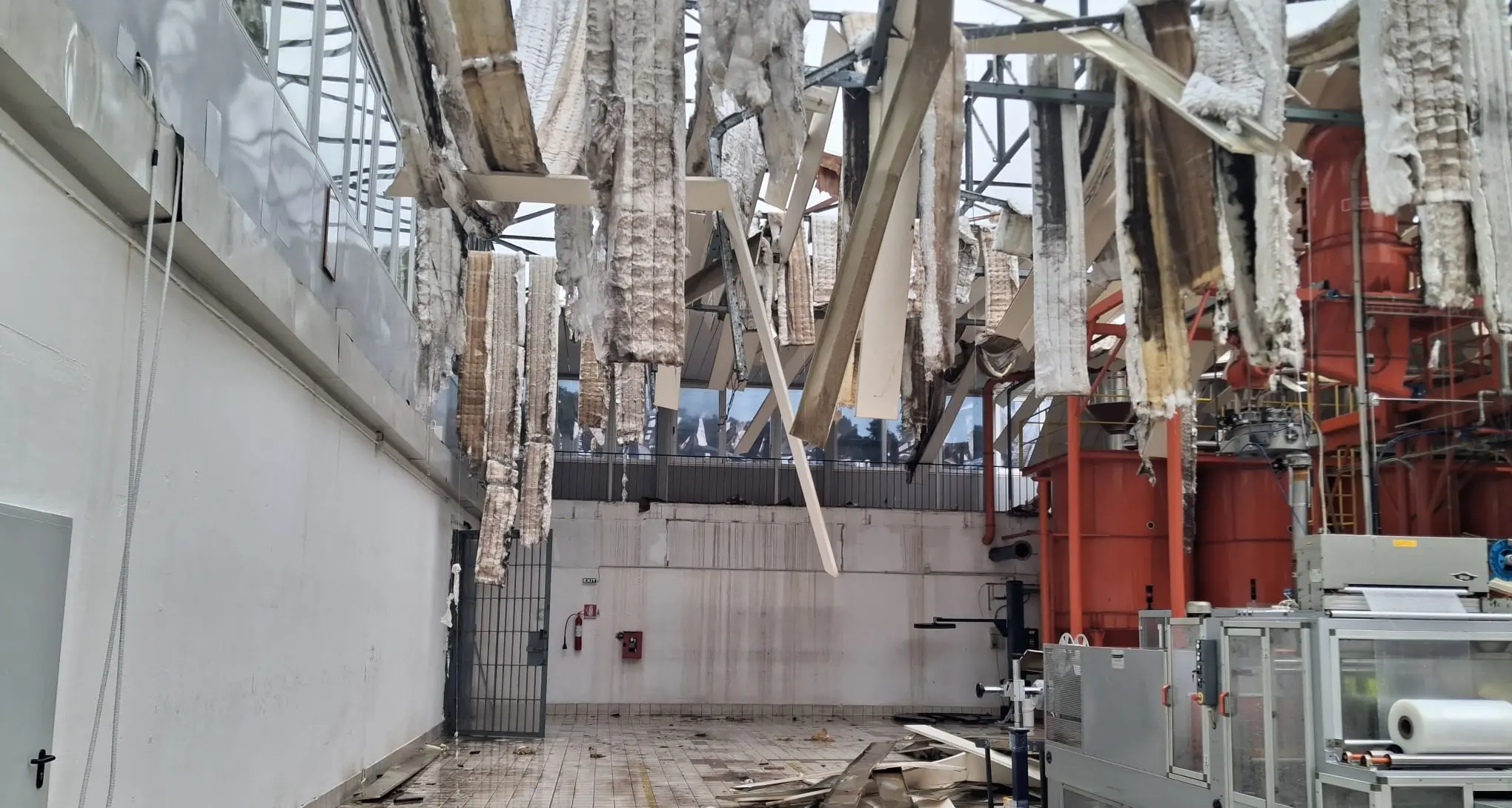 Maltempo nel Catanzarese: scoperchiato il capannone della torrefazione Guglielmo a Copanello\n