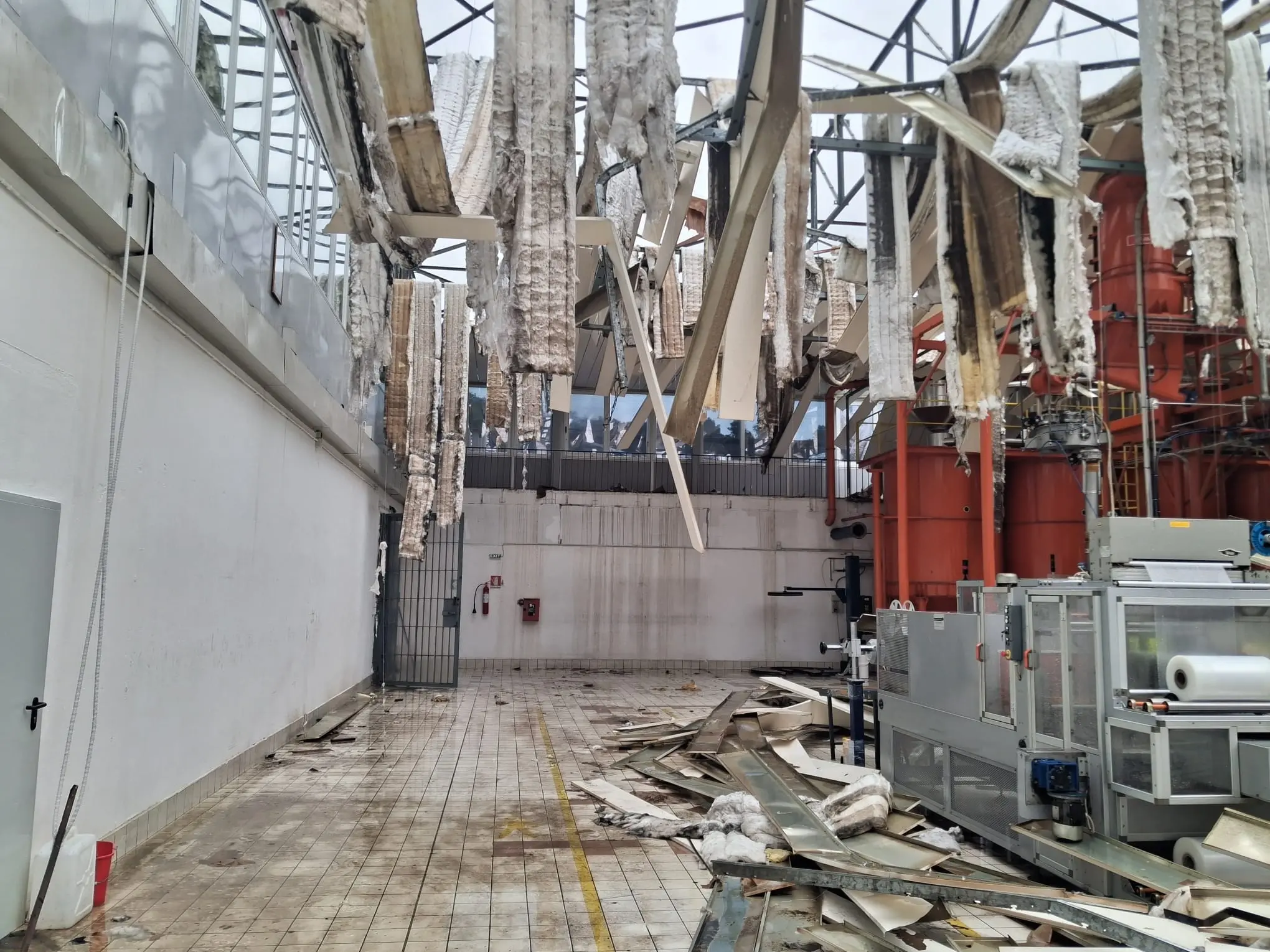 Maltempo nel Catanzarese: scoperchiato il capannone della torrefazione Guglielmo a Copanello