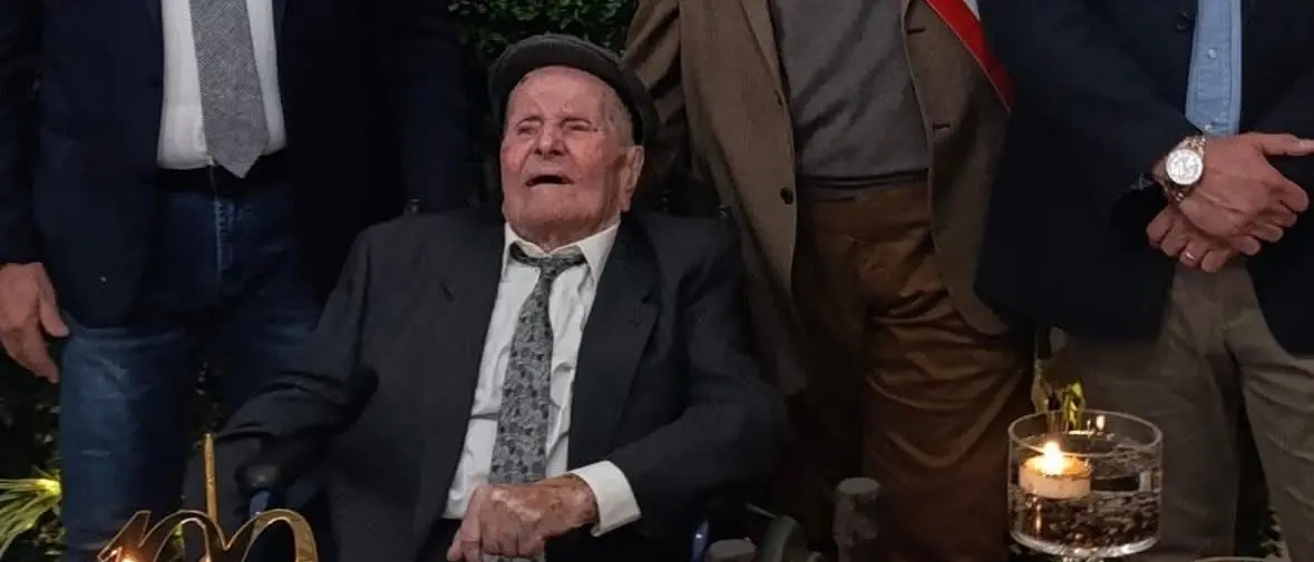 Roccella Jonica festeggia i 100 anni di Francesco Lombardo: una vita tra mare, sacrificio e tradizione\n