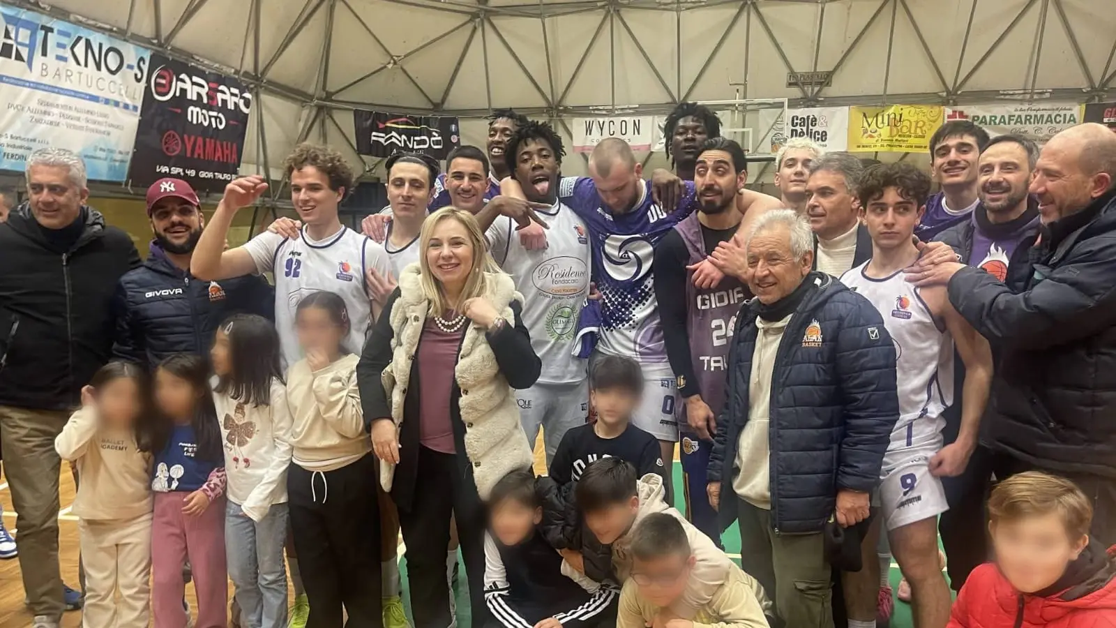 La Cestistica Gioiese vince e si conferma in Serie C. Orgoglio per la comunità: «Sugli spalti un popolo intero»\n