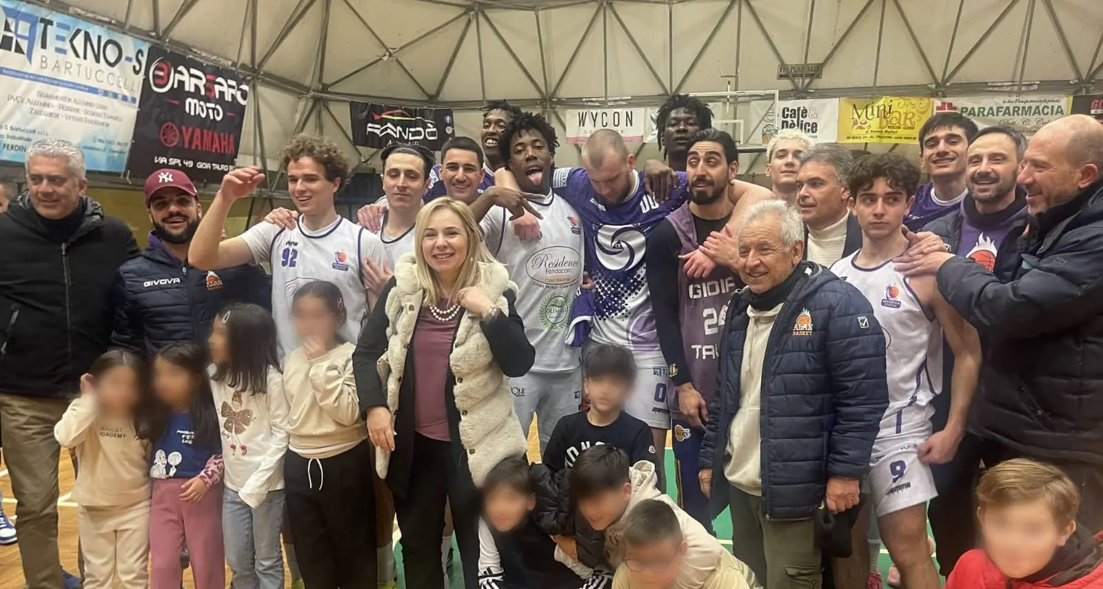 La Cestistica Gioiese vince e si conferma in Serie C. Orgoglio per la comunità: «Sugli spalti un popolo intero»\n