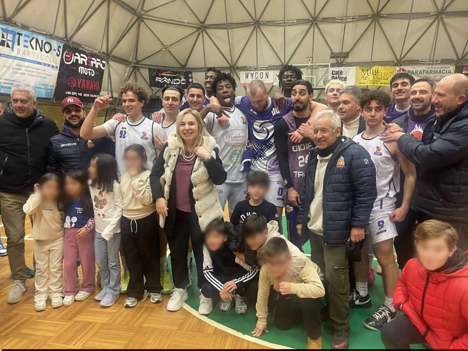 La Cestistica Gioiese vince e si conferma in Serie C. Orgoglio per la comunità: «Sugli spalti un popolo intero»\n