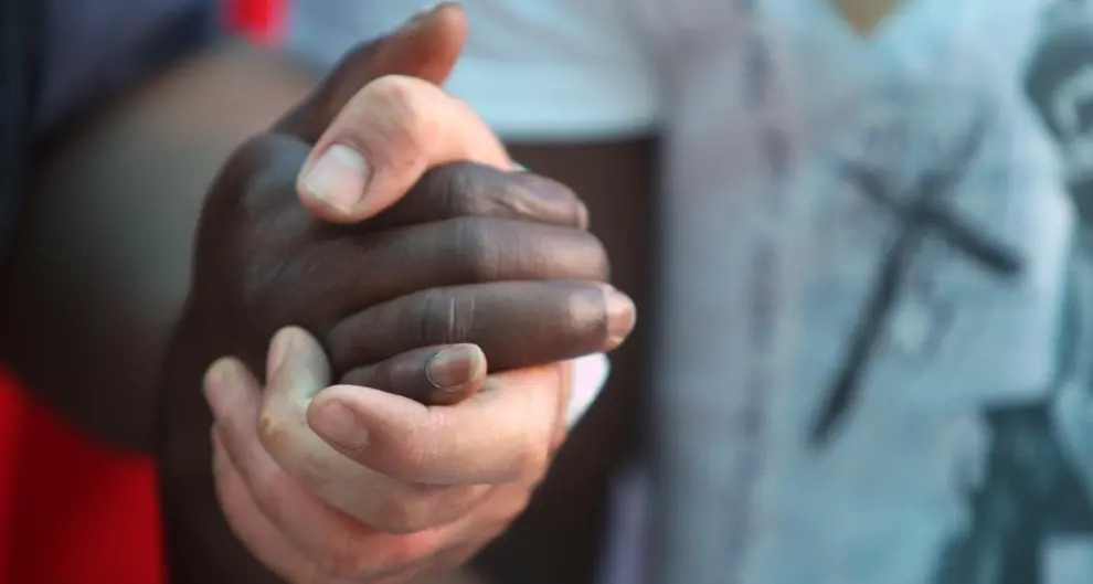<p>Gommone alla deriva da giorni nel Mediterraneo: neonato, donna incinta e altri 30 migranti sbarcheranno in Calabria</p>
