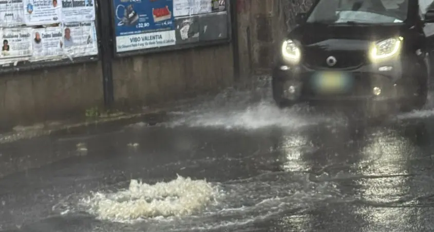 Ondata di maltempo, a Vibo Marina strade allagate e disagi per gli automobilisti