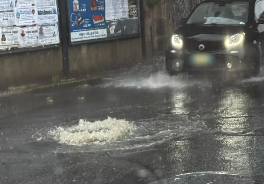 Ondata di maltempo, a Vibo Marina strade allagate e disagi per gli automobilisti