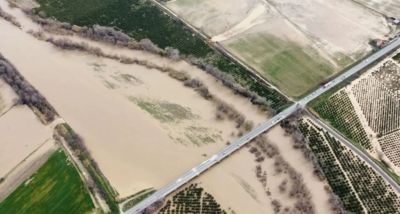 Il Crati torna a fare paura: «Pulire gli argini e il letto del fiume»\n
