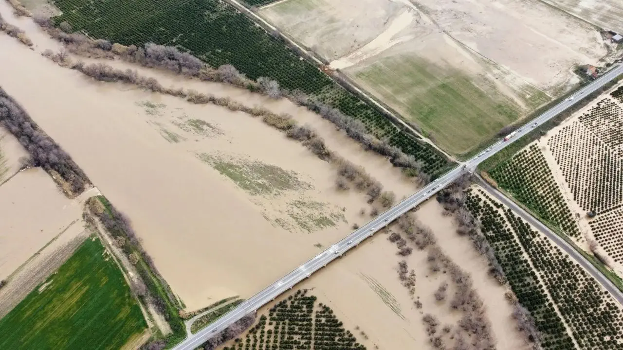 Il Crati torna a fare paura: «Pulire gli argini e il letto del fiume»\n