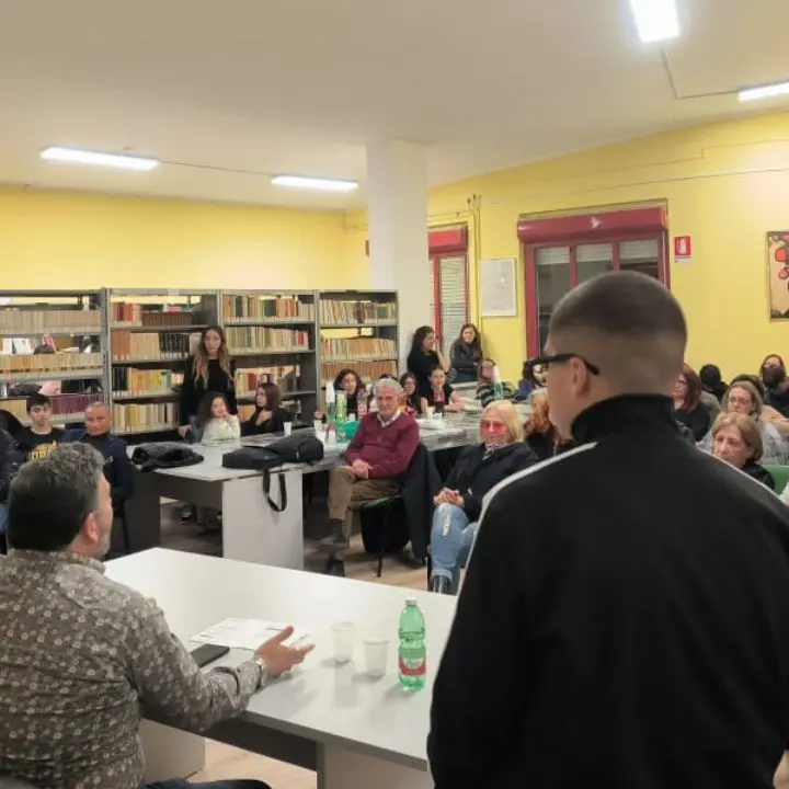 “La favola bella”, il caffè letterario emoziona il pubblico a Rende\n