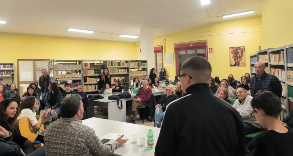 “La favola bella”, il caffè letterario emoziona il pubblico a Rende\n