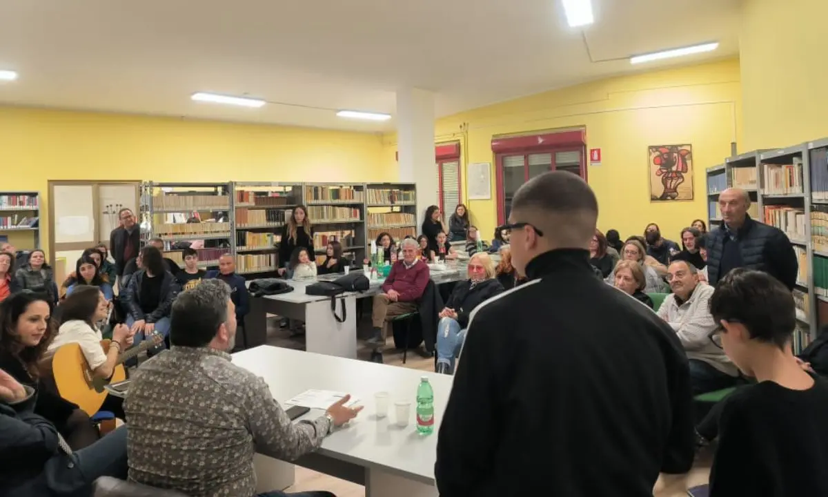 “La favola bella”, il caffè letterario emoziona il pubblico a Rende\n