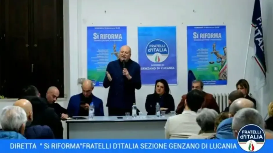 <p>In piedi, il senatore Aldo Mattia</p>\\n