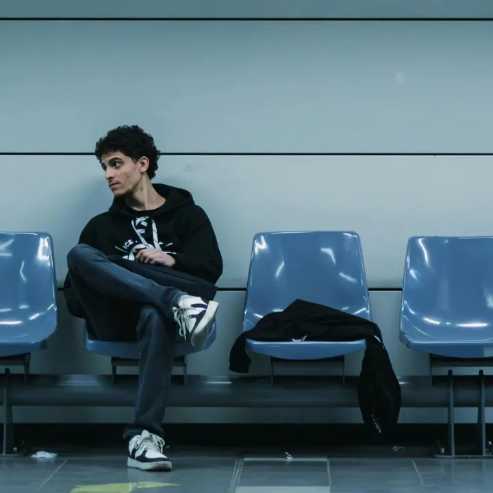 Sempre più giovani, sempre più soli: perché si abbassa l’età della devianza\n