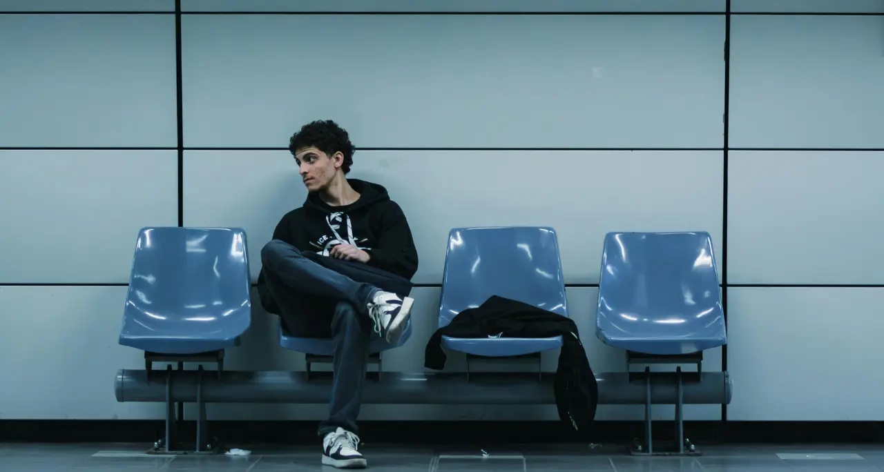 Sempre più giovani, sempre più soli: perché si abbassa l’età della devianza\n