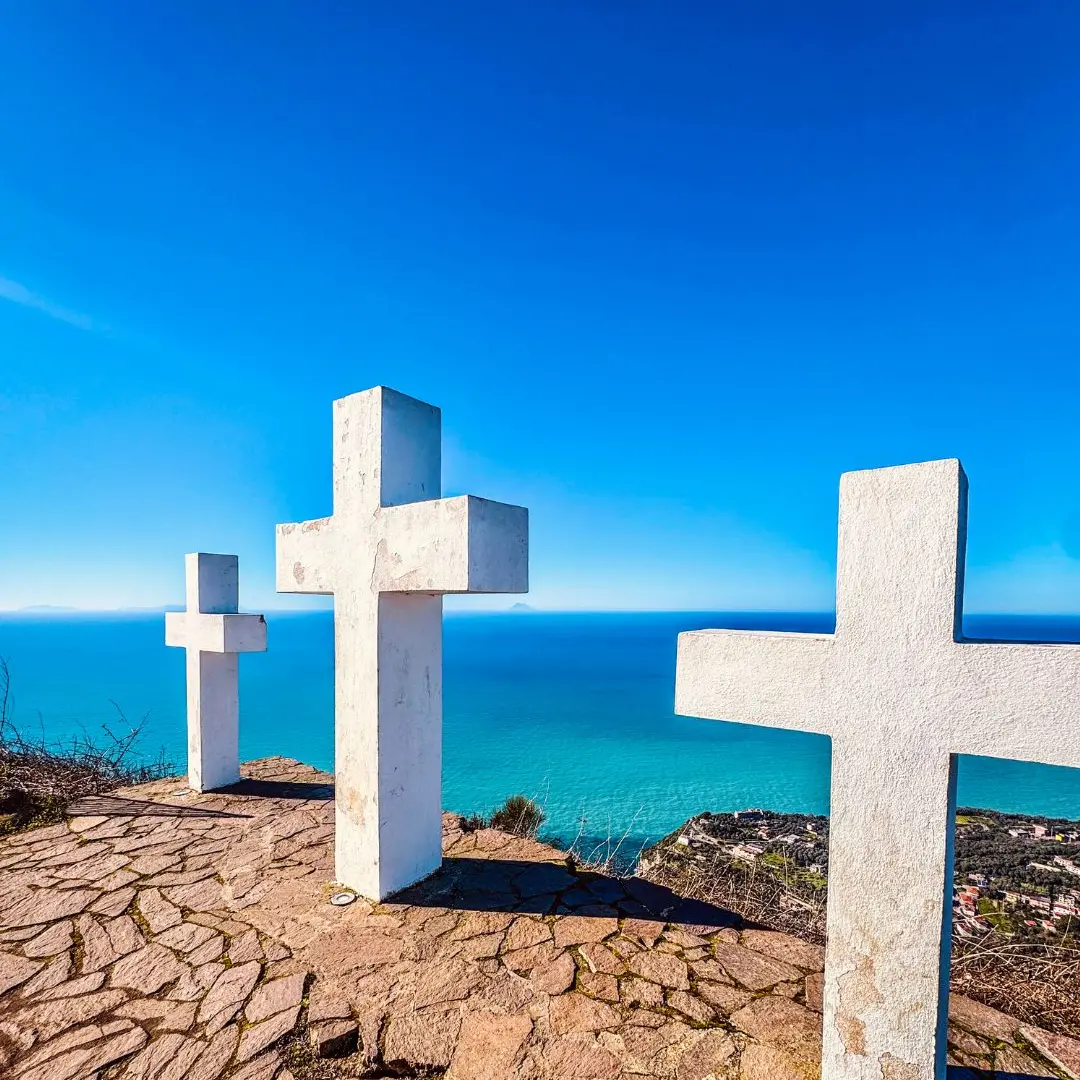 L’azzurro infinito dal Monte Sant’Elia\n