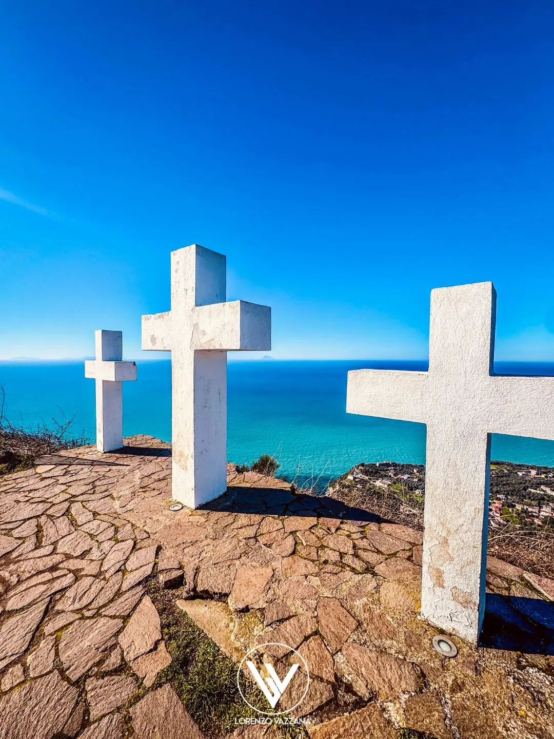 L’azzurro infinito dal Monte Sant’Elia\n