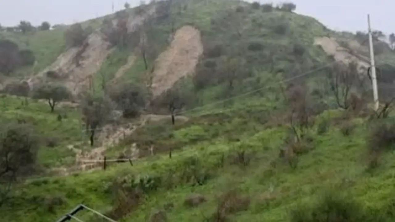 Ciclone Jolina sullo Jonio, a Mirto la collina frana in DIRETTA: ecco il video