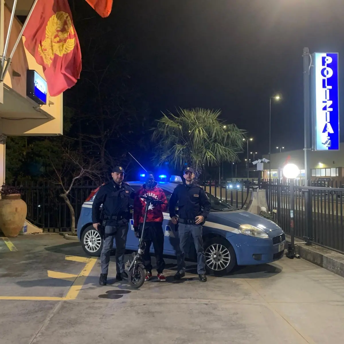 Controlli della Polizia nei luoghi della movida vibonese. A Tropea trovato monopattino rubato, denunciati due ragazzi\n