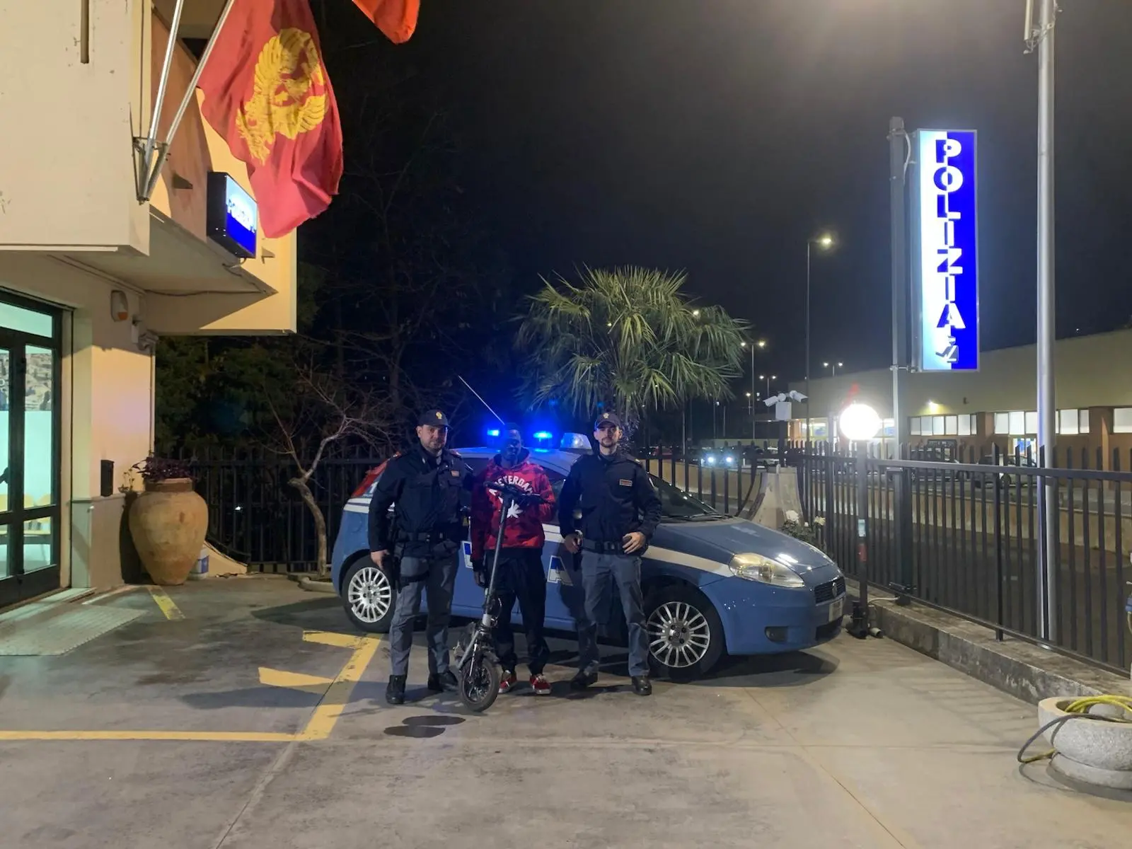 Controlli della Polizia nei luoghi della movida vibonese. A Tropea trovato monopattino rubato, denunciati due ragazzi\n