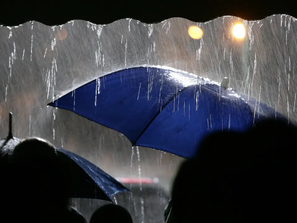 L’allerta passa da arancione a gialla ma resta alta l’attenzione per il rischio frane e smottamenti