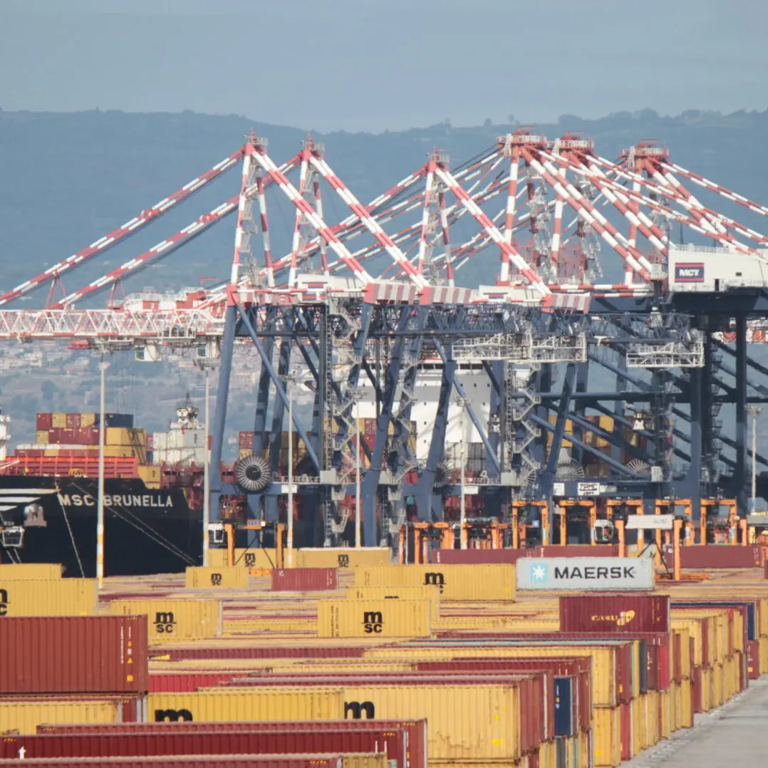 A Gioia Tauro container destinati a Israele: il porto calabrese rotta strategica per la guerra, cresce la paura\n