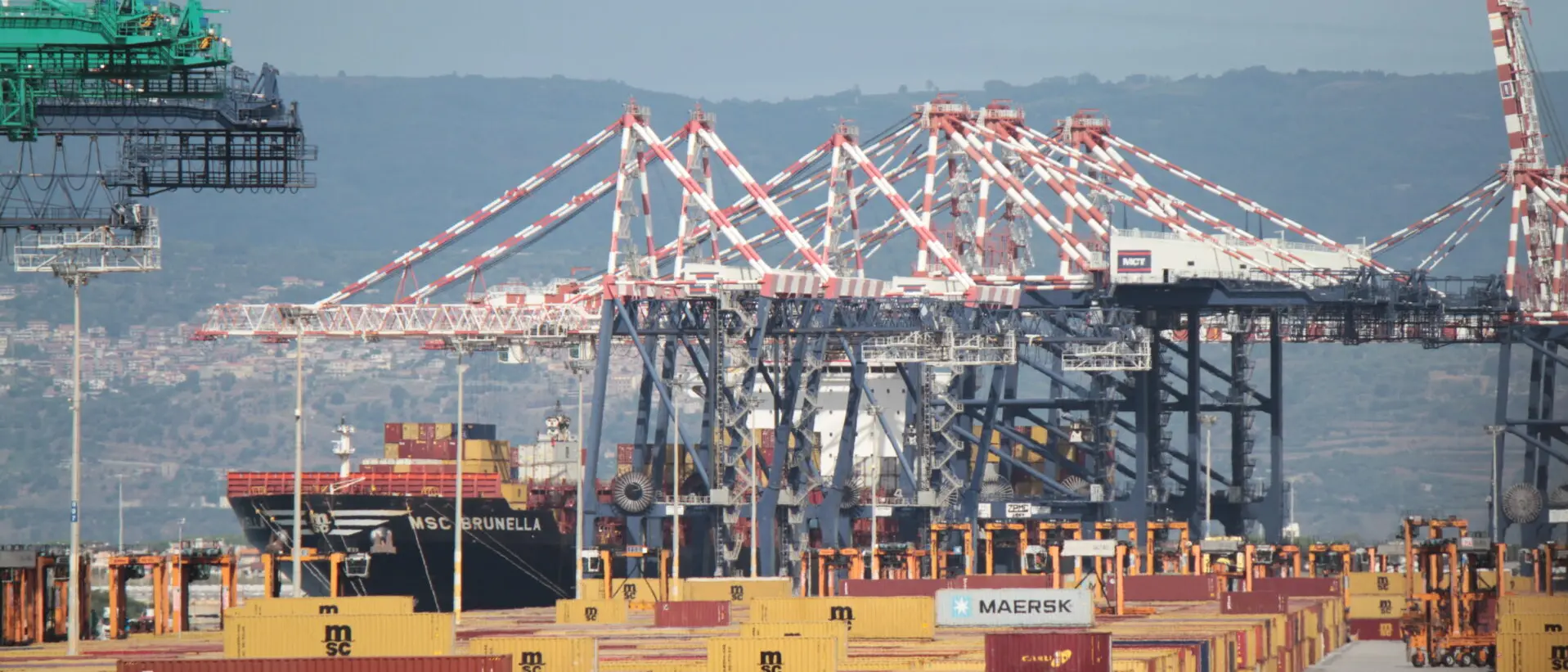 A Gioia Tauro container destinati a Israele: il porto calabrese rotta strategica per la guerra, cresce la paura\n