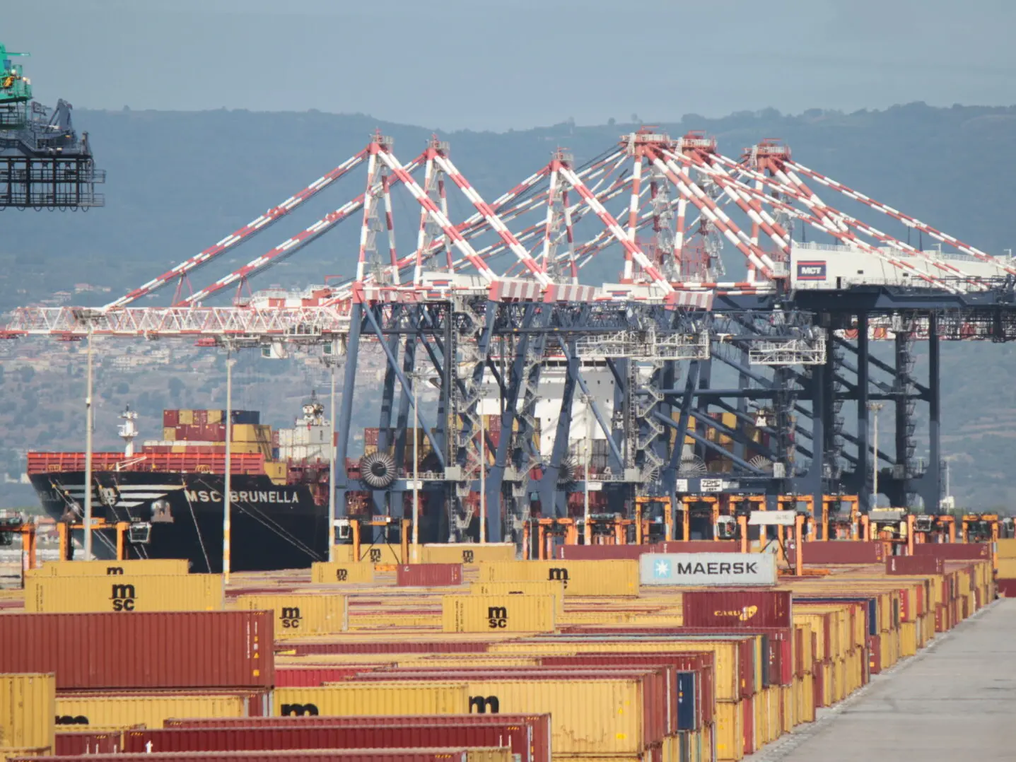 A Gioia Tauro container destinati a Israele: il porto calabrese rotta strategica per la guerra, cresce la paura