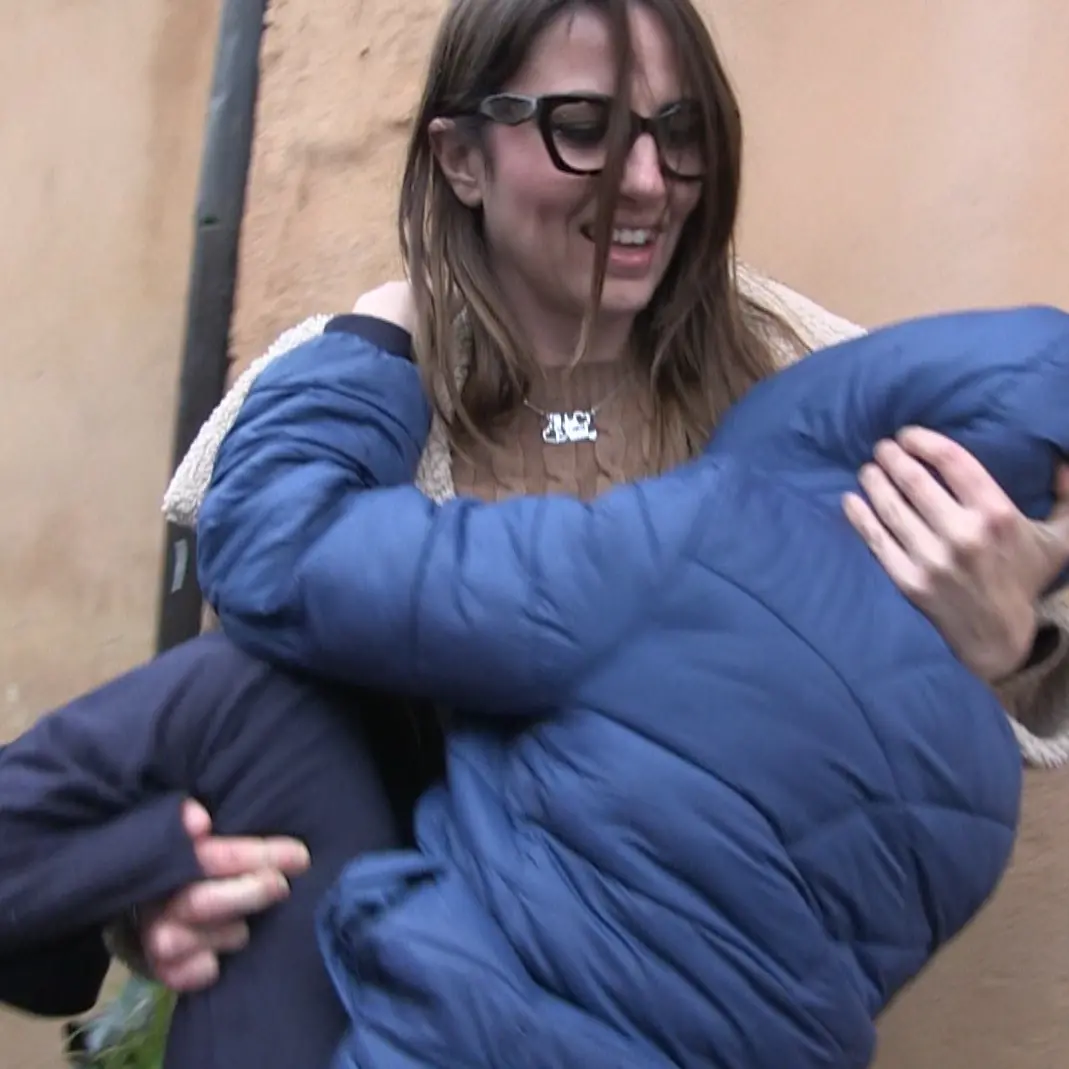 <p>La battaglia quotidiana di Chiara a Santa Domenica di Ricadi, costretta a portare sulle spalle per tre piani sua figlia Giulia</p>