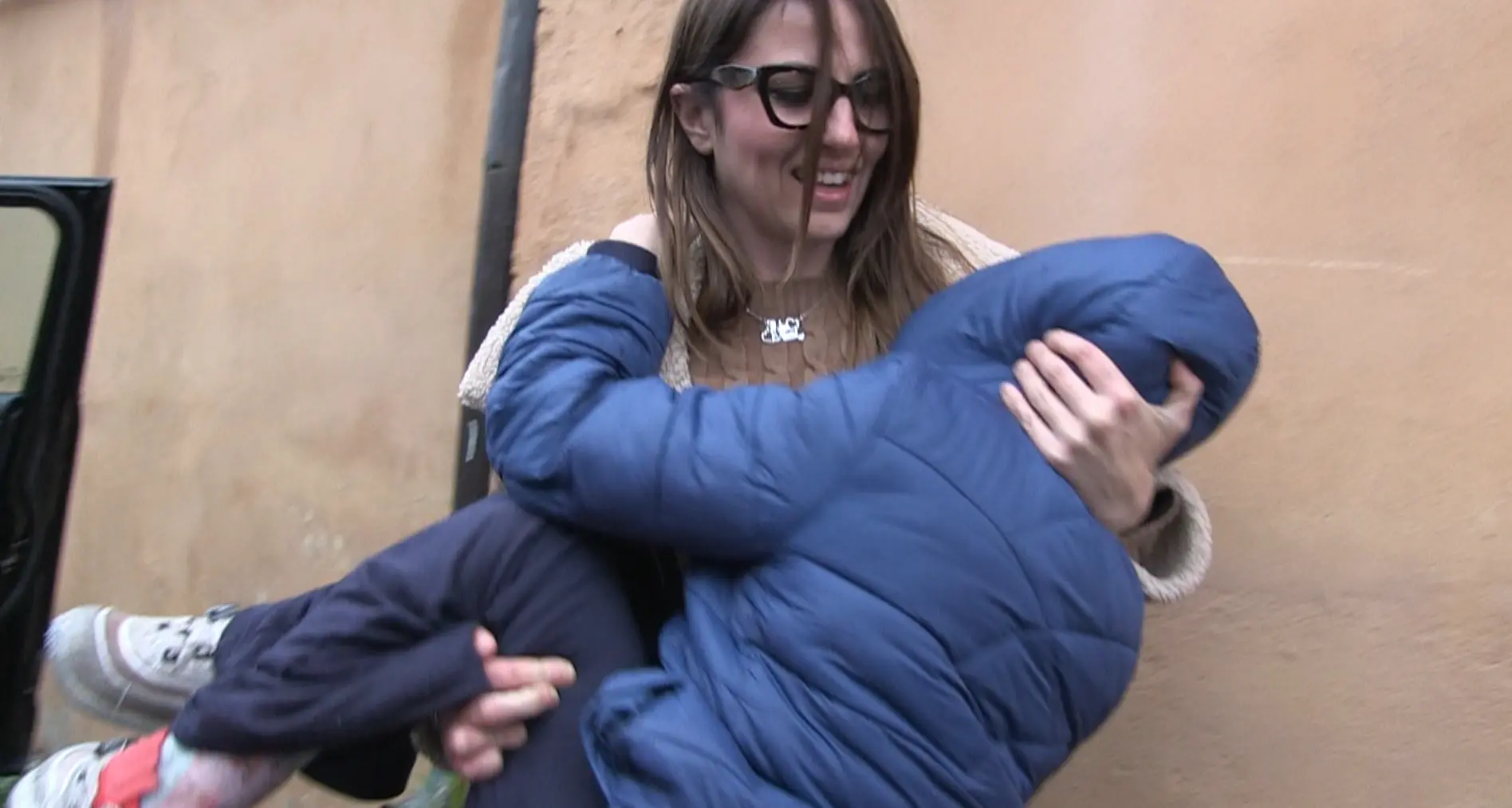 <p>La battaglia quotidiana di Chiara a Santa Domenica di Ricadi, costretta a portare sulle spalle per tre piani sua figlia Giulia</p>