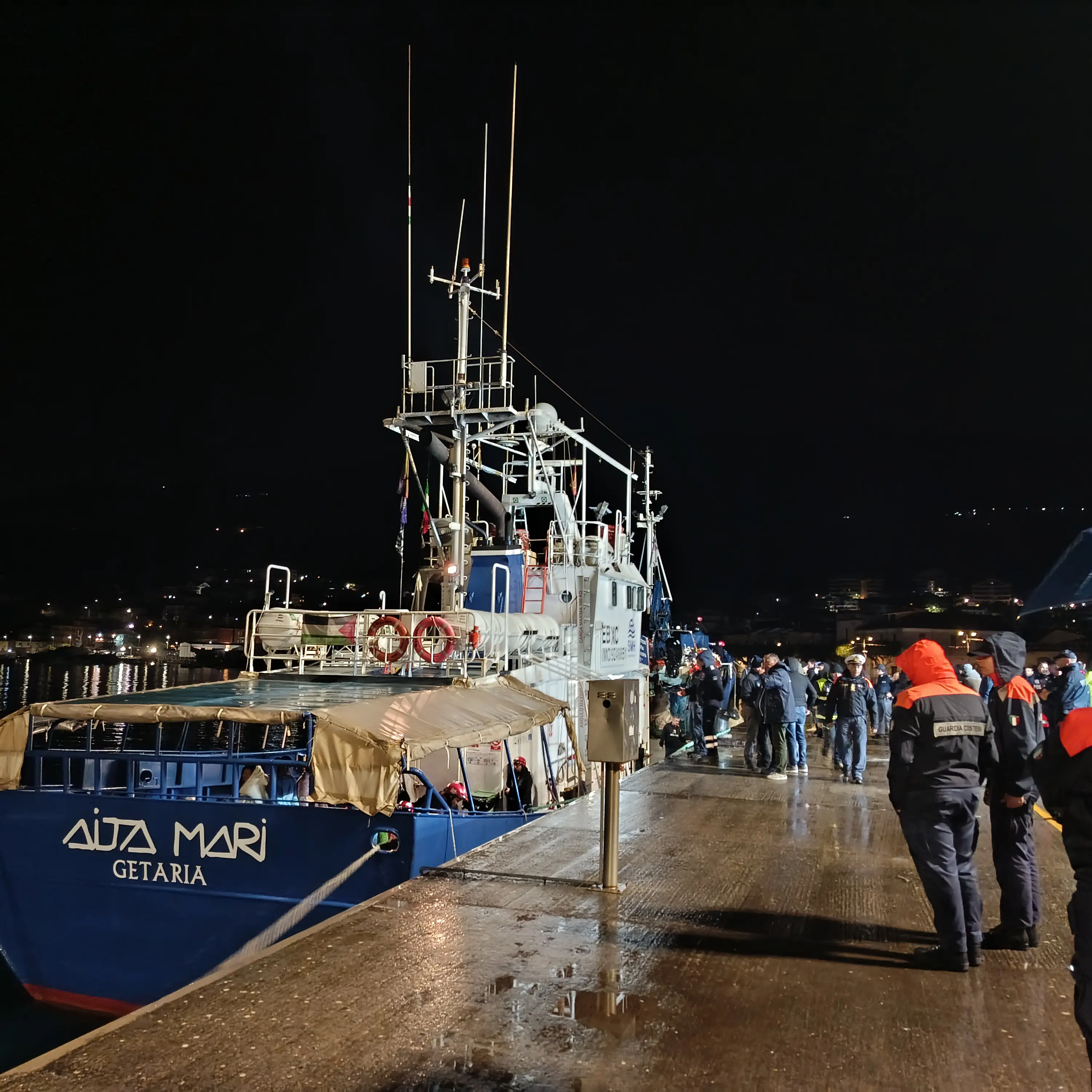 <p>Sbarco sotto la pioggia a Vibo Marina, arrivati<span style=\"color:hsl(0,75%,60%);\"> </span>32 migranti nella notte, tra loro anche un neonato</p>