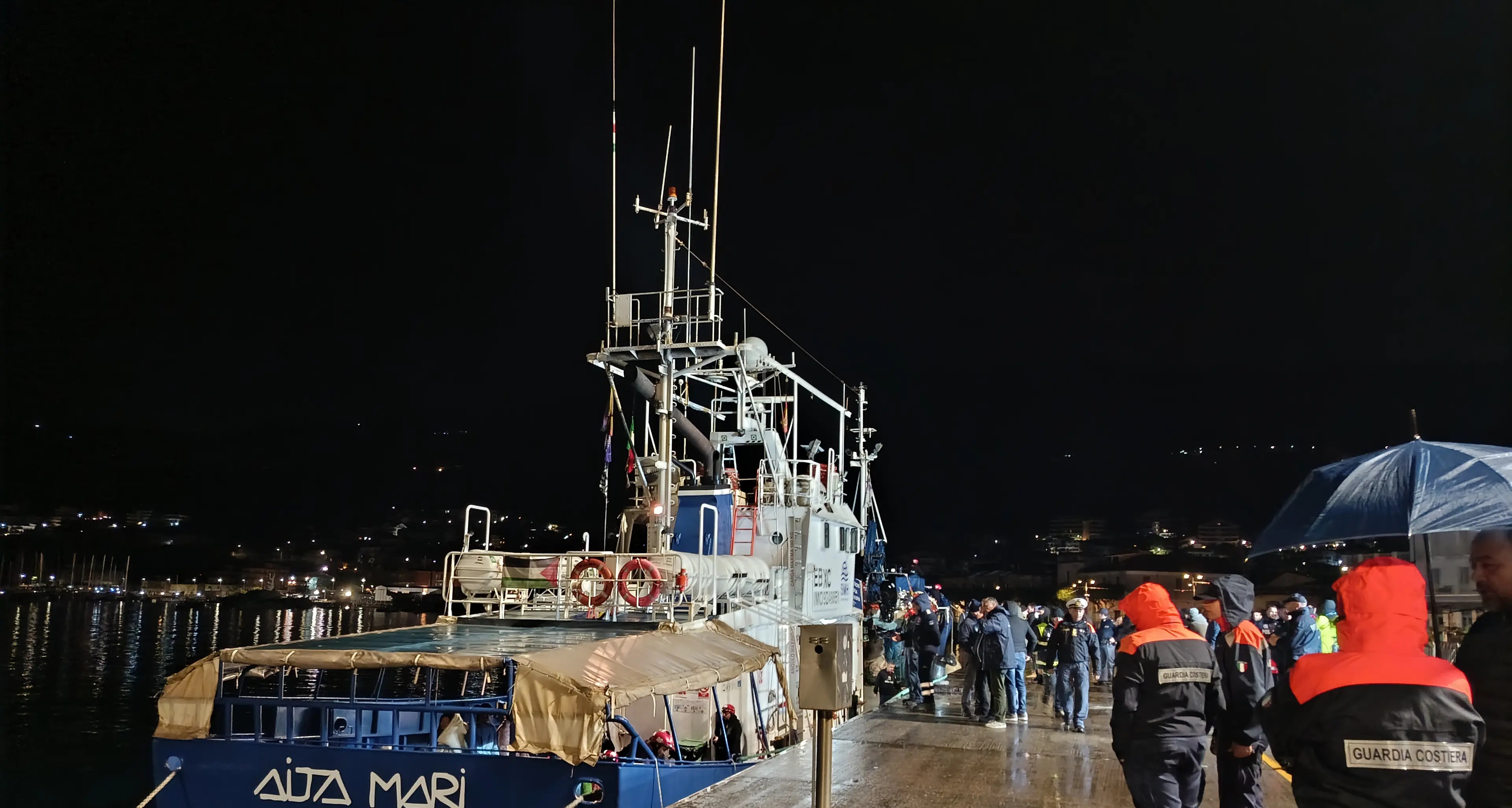 <p>Sbarco sotto la pioggia a Vibo Marina, arrivati<span style=\"color:hsl(0, 75%, 60%);\"> 32 migranti</span> nella notte, tra loro anche un neonato</p>