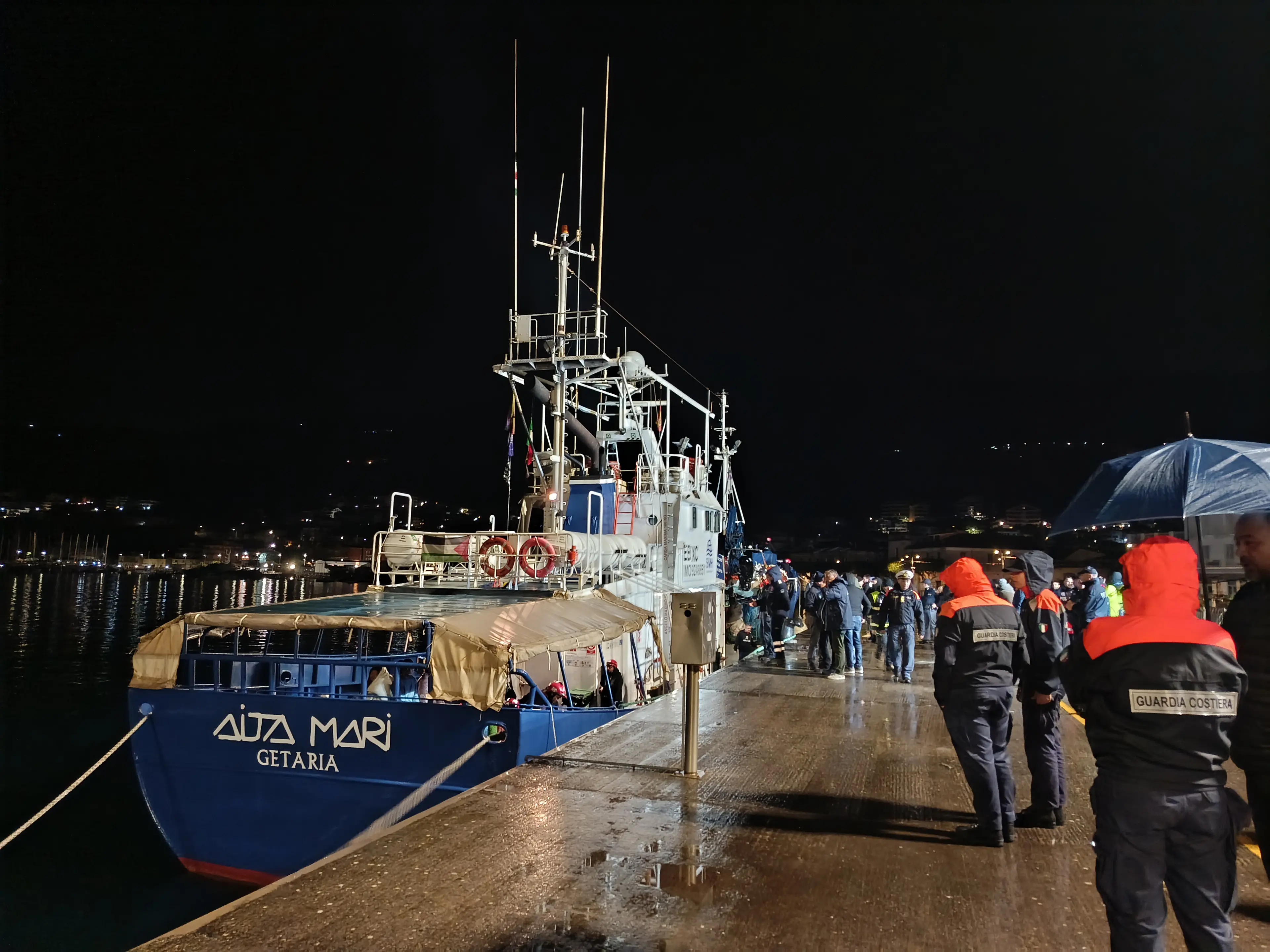 <p>Sbarco sotto la pioggia a Vibo Marina, arrivati<span style=\"color:hsl(0,75%,60%);\"> </span>32 migranti nella notte, tra loro anche un neonato</p>