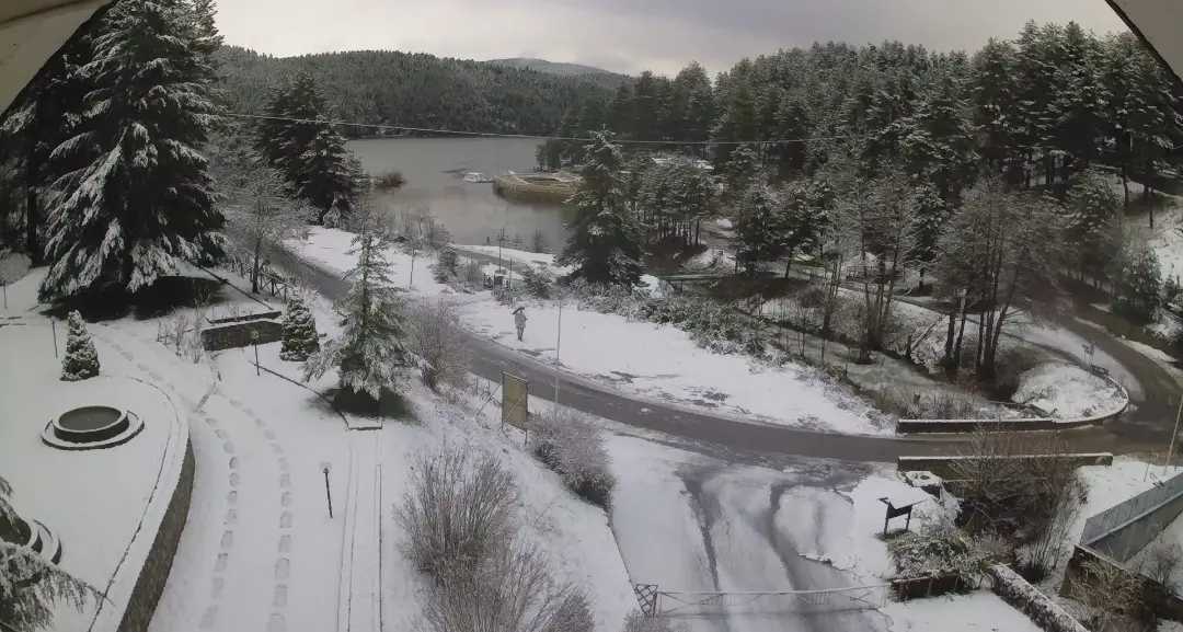 <p>Il ciclone Jolina lascia la Calabria ma <span style=\"color:hsl(0, 75%, 60%);\">torna l’inverno</span>: neve in montagna e ancora maltempo </p>