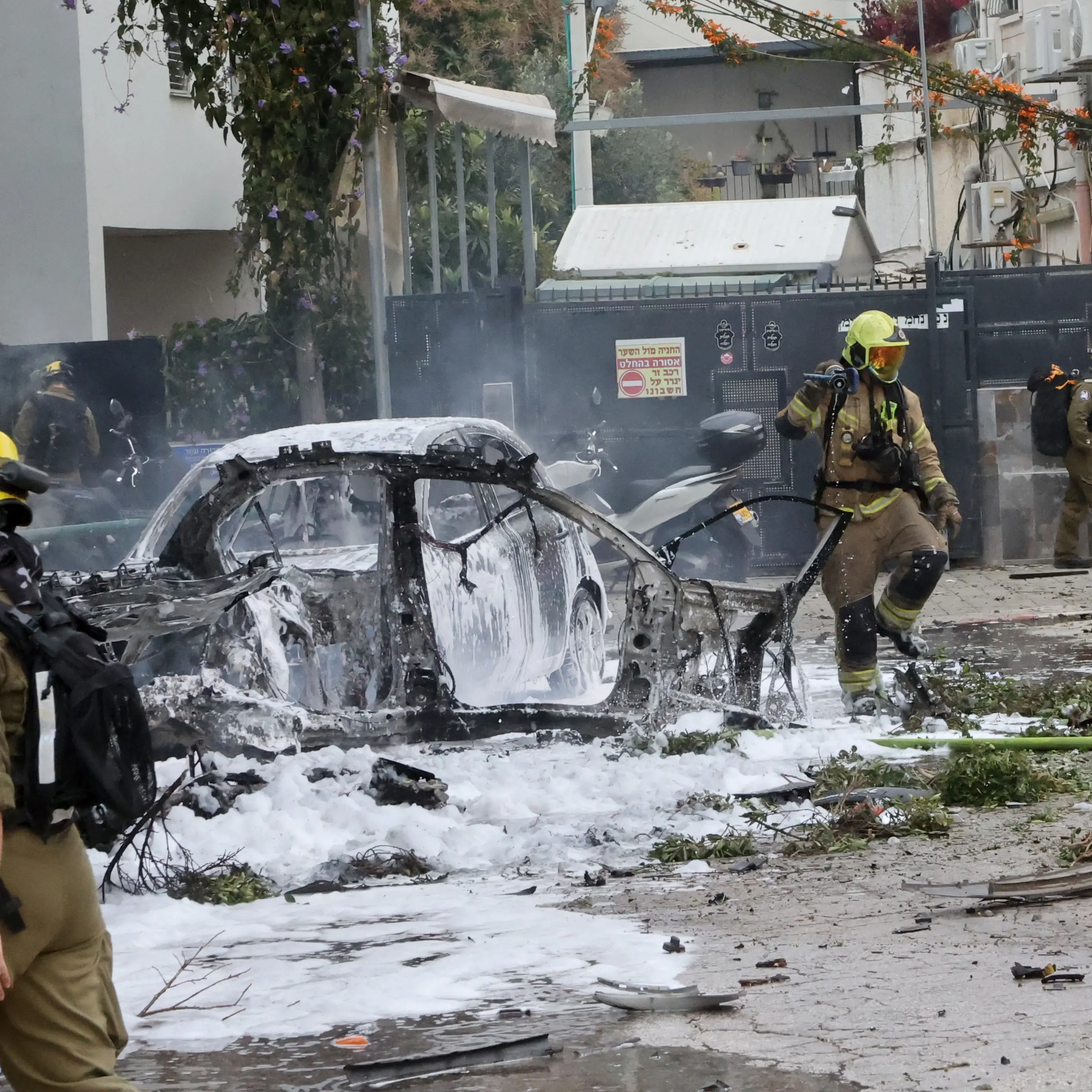 Missili dell'Iran su Tel Aviv: almeno due morti.\u00A0Raid su ambasciata Usa a Baghdad. Colpiti siti iraniani vicino a Hormuz\n