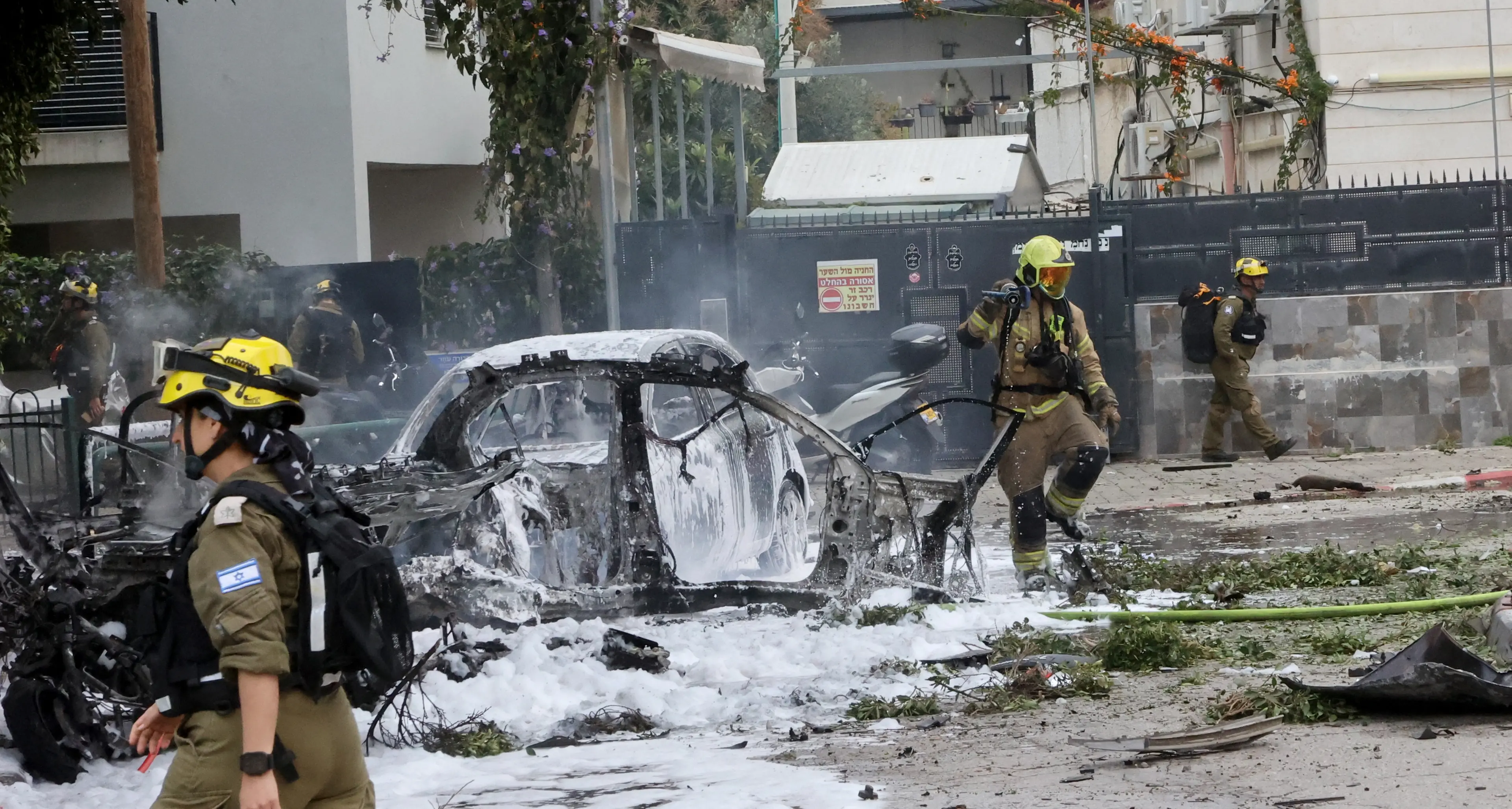 Missili dell'Iran su Tel Aviv: almeno due morti.\u00A0Raid su ambasciata Usa a Baghdad. Colpiti siti iraniani vicino a Hormuz\n