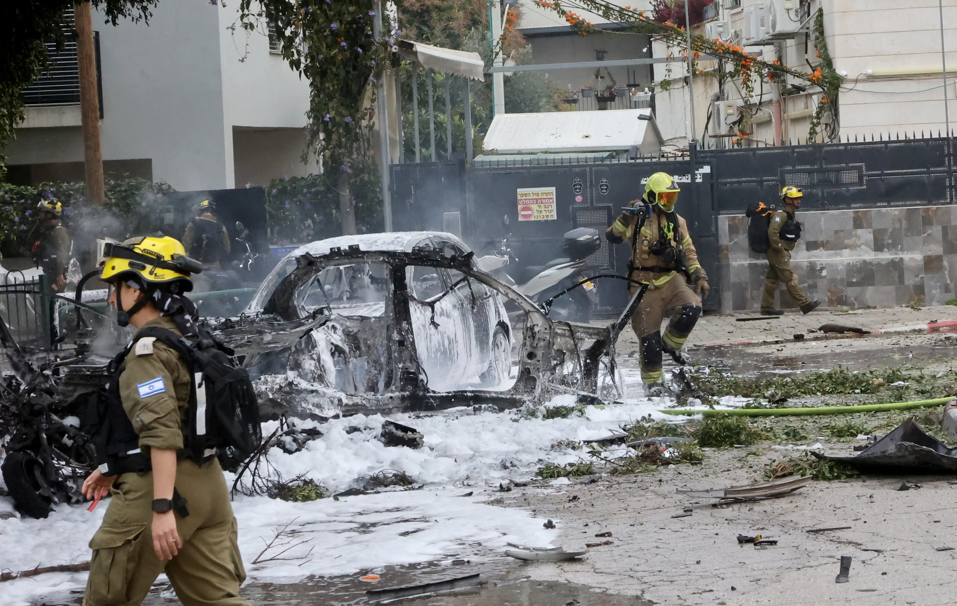 Missili dell'Iran su Tel Aviv: almeno due morti.\u00A0Raid su ambasciata Usa a Baghdad. Colpiti siti iraniani vicino a Hormuz\n