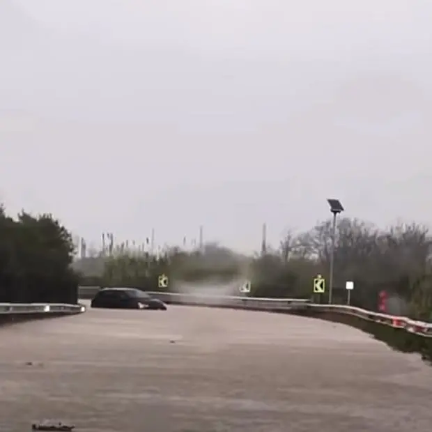 Frane, allagamenti,\u00A0fiumi esondati e 80 persone evacuate: cosa lascia il ciclone Jolina\n