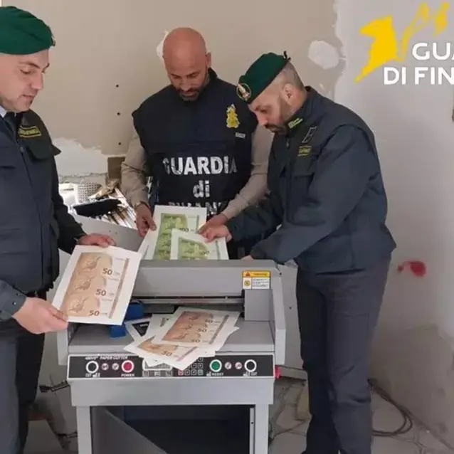 Napoli, stampavano banconote false da 50 e 100 euro: sequestrato laboratorio clandestino con 2,8 milioni di euro\n