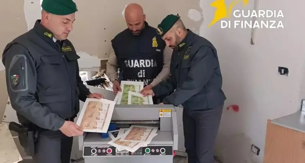 Napoli, stampavano banconote false da 50 e 100 euro: sequestrato laboratorio clandestino con 2,8 milioni di euro\n