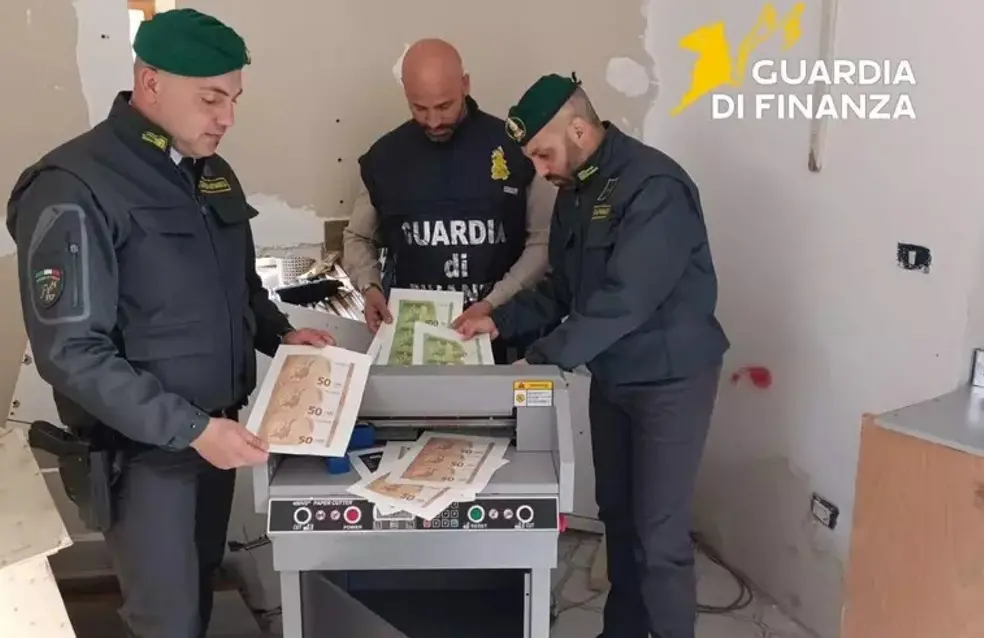 Napoli, stampavano banconote false da 50 e 100 euro: sequestrato laboratorio clandestino con 2,8 milioni di euro\n
