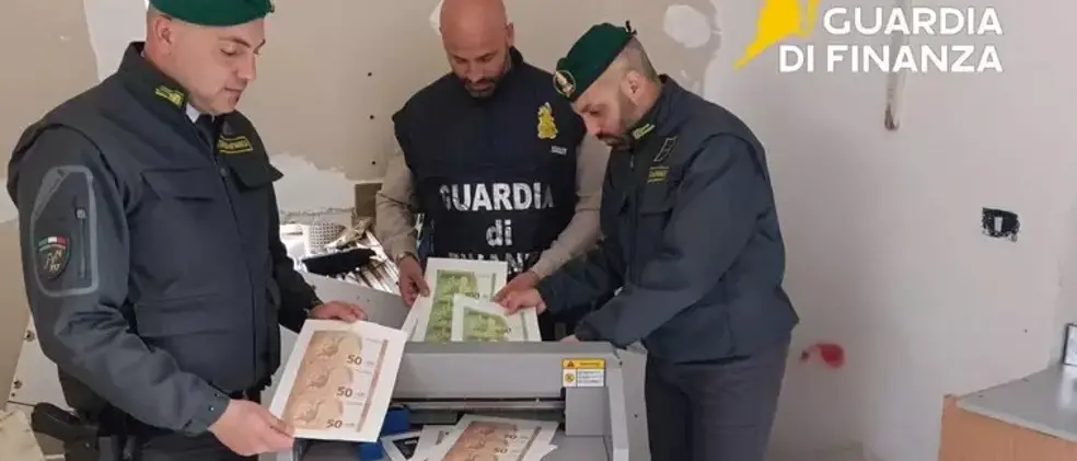 Napoli, stampavano banconote false da 50 e 100 euro: sequestrato laboratorio clandestino con 2,8 milioni di euro\n