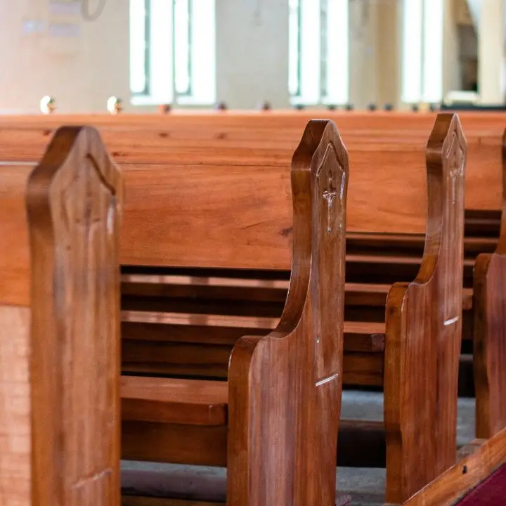 Chiese vuote, coscienze in fuga: perché la fede non parla più alle nuove generazioni\n